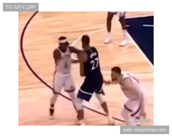 戈贝尔更主动挡拆后滚，压制对方内线效率