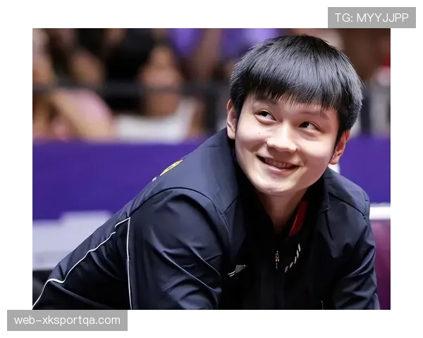 樊振东训练完直接去吃路边摊，球拍还抵在电动车上